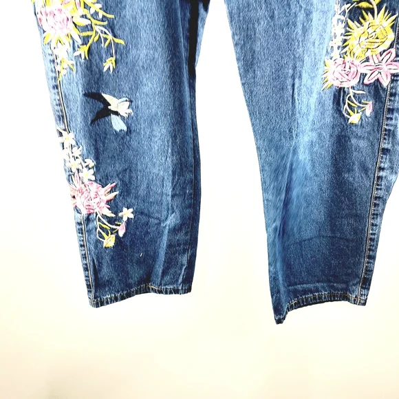 ❤️ Floral Embroidered High Rise Jeans - Picture 3 of 11